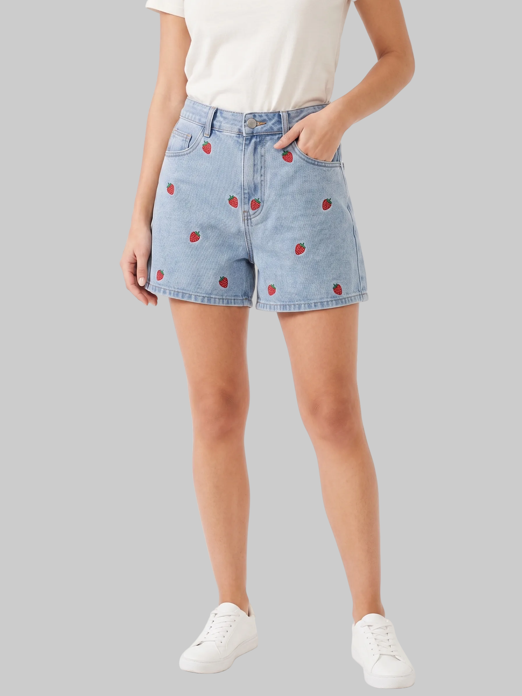 SHORT CON BORDADO DE FRUTA