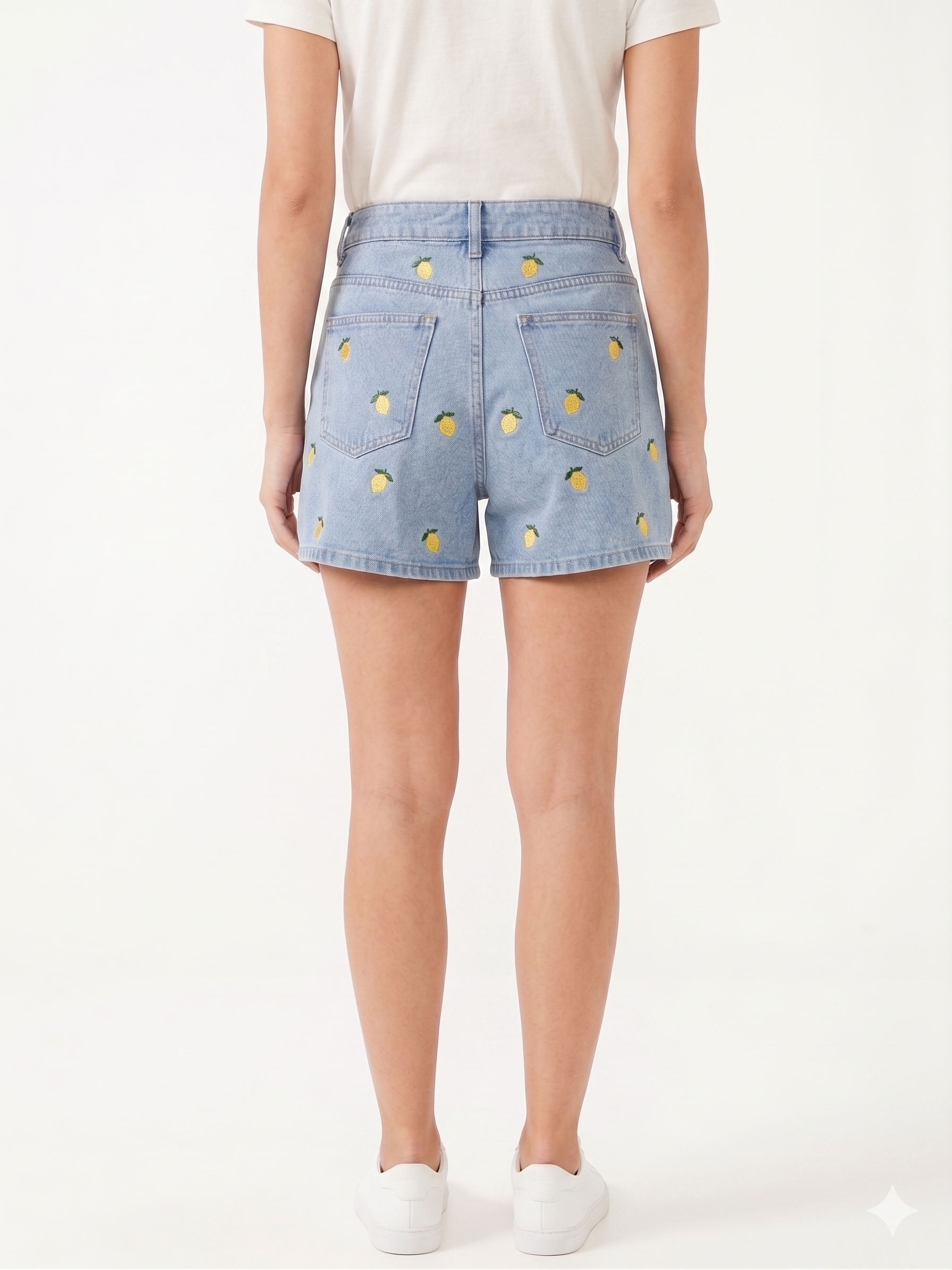 SHORT CON BORDADO DE FRUTA