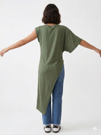 BLUSA ASIMÉTRICA CON HOMBRERA