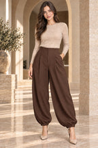 PANTALÓN CON PINZAS Y PUÑO ELÁSTICO