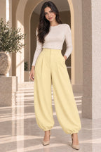 PANTALÓN CON PINZAS Y PUÑO ELÁSTICO