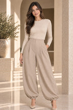 PANTALÓN CON PINZAS Y PUÑO ELÁSTICO