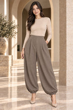 PANTALÓN CON PINZAS Y PUÑO ELÁSTICO