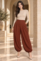 PANTALÓN CON PINZAS Y PUÑO ELÁSTICO