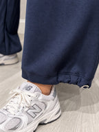 PANTALÓN CON DOBLEZ EN CINTURA Y BAJO AJUSTABLE