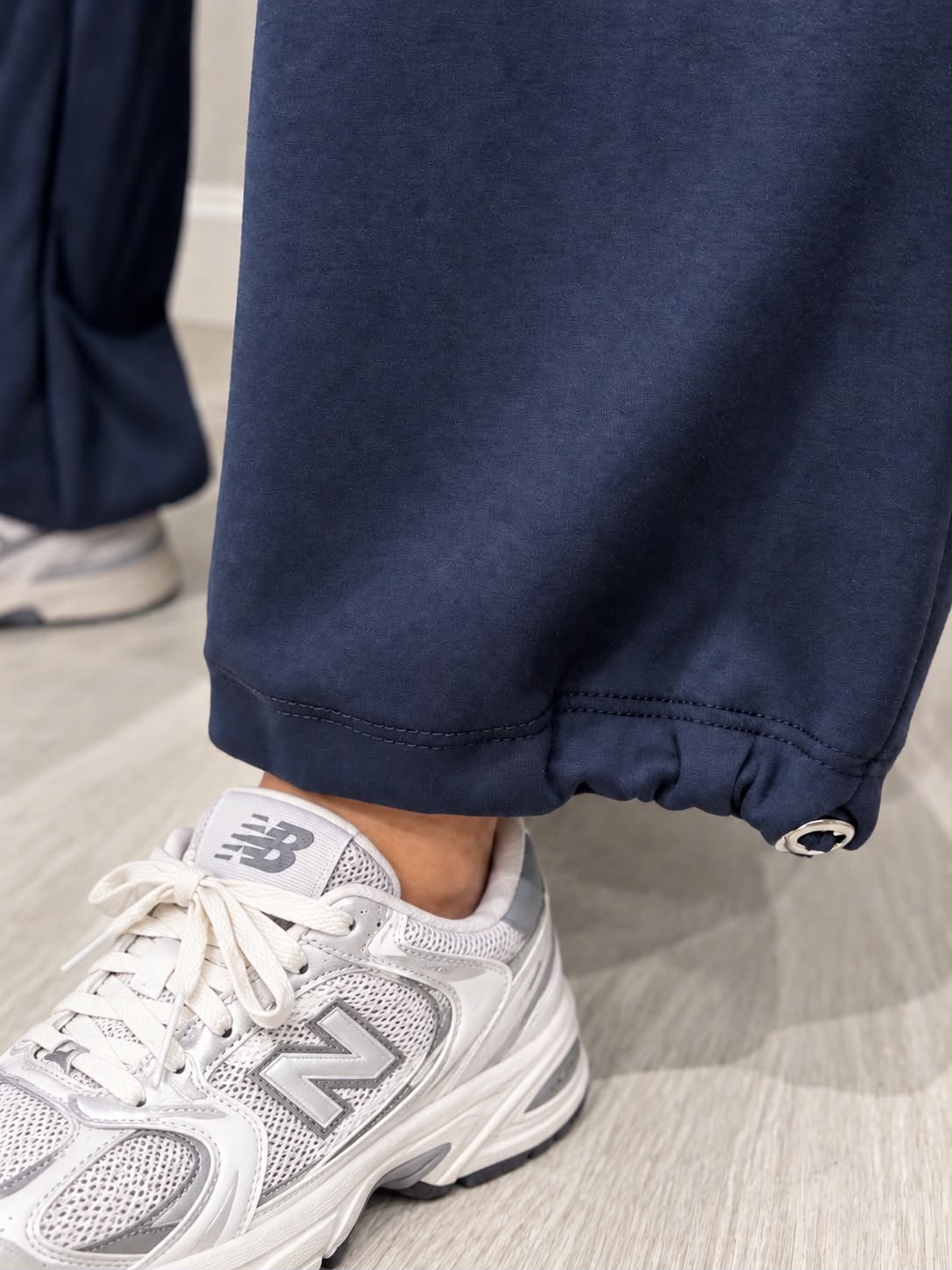 PANTALÓN CON DOBLEZ EN CINTURA Y BAJO AJUSTABLE
