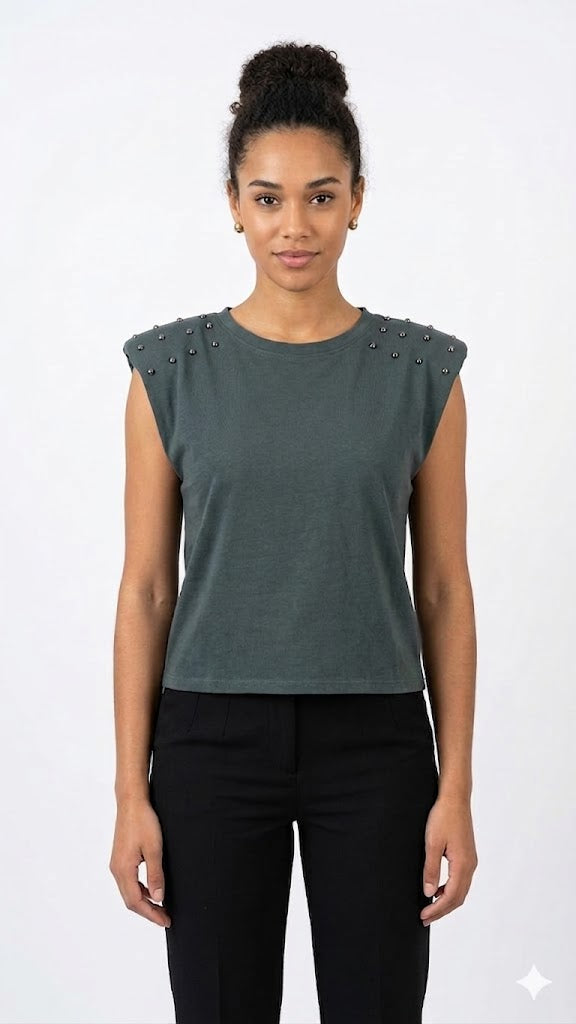 CAMISETA HOMBRERAS CON TACHAS